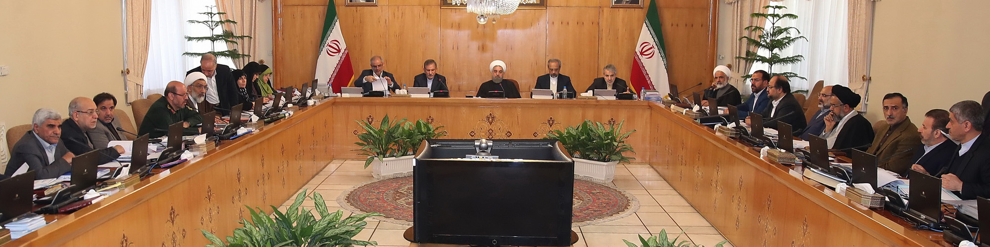 اصلاح ۶۷ مورد از قانون مدیریت خدمات کشوری/ تغییر حقوق و مزایای کارکنان و بازنشستگان